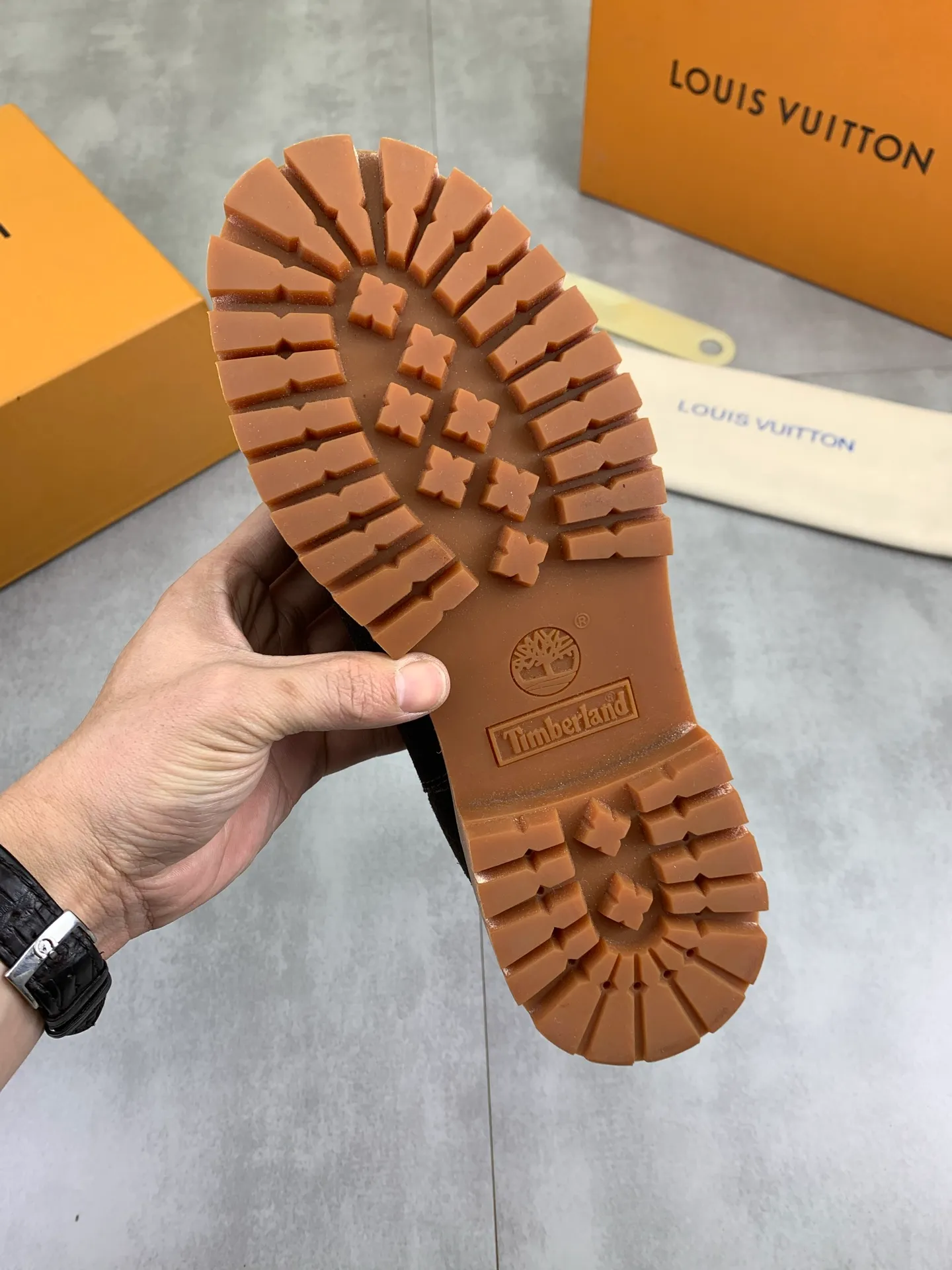 Factory price P900 💰💎💎💎High version of new men's shoes. Purchasing quality◾️◽️LV～Louis Vuitton boots series! by Virgin Abloh The most beautiful sneakers, Lv Brand strongly recommends new products, official website limited edition retro basketball sneakers! Both the high-top and low-top models spent money to purchase 1:1 accurate reproductions of the originals. The details are invincible and full of sincerity. The imported custom-made original frosted cowhide leather is packaged in the same way as the originals. The details are 100% restored. The privately customized originals are combined into a non-slip, wear-resistant and lightweight foam outsole. It is different from other brands. Without the original version, this effect cannot be achieved! L’s best-looking men’s shoes in the past, don’t miss it! Calfskin lining: Imported water-dyed cowhide lining/foot pad Outsole: lightweight foaming and non-slip Size: Men's 39-44 (38, 45 customized, non-refundable)